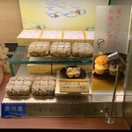 鎌倉五郎本店 - 店頭のショーケースです。（2023年2月）