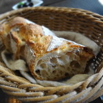 フランス料理　レネ - バゲットが美味しいね♪　七里の方のパン屋さんのバゲットをコチラで仕上げて出してくれてます