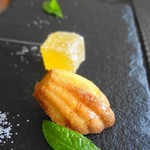 フランス料理　レネ - 小菓子のマドレーヌが絶品　サクサクしてるのです