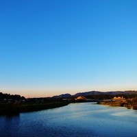 鮨駒 - 近くの小吉川にかかる橋から。