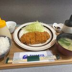 ICHI's食堂 - 料理写真:暫く待つと注文したローストンカツ定食９００円の出来上がりです。