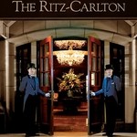 「ようこそリッツへ♪」正面玄関では、こんな感じで素敵なドアマンさんが、お出迎えして下さいます。エントランスから雰囲気が素晴らしいです。（この写真はHPより。）