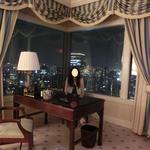 ザ・リッツ・カールトン大阪 - ＜２０１３年６月＞最上層階です。スカイビューフロアのデラックスルーム。スイートみたいにリビングとべドルームは分かれていませんが、ゆとりのある空間です。
