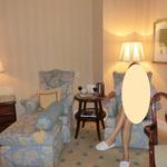 ザ・リッツ・カールトン大阪 - ＜２０１３年６月＞お部屋でノンビリ。ワインも日本酒も飲んでます♪家具も素敵。