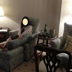 ザ・リッツ・カールトン大阪 - ＜２０１３年６月＞お部屋でノンビリ。ワイン飲んでます。