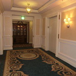 ザ・リッツ・カールトン大阪 - ＜２０１３年６月＞エレベータホール。廊下は複雑な作りで、入り組んでて、迷子になりそう！(笑)