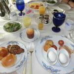 ザ・リッツ・カールトン大阪 - ＜２０１３年６月＞ルームサービスのブレックファースト。お部屋メニューは４種類？私たちはアメリカンコース。美味しいコーヒー、、、一人４杯くらいある、、保温性の良いポットで全然冷めなくて美味しいです～～。