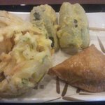 丸亀製麺 - 野菜かき揚げ・ピーマン天・いなり寿司