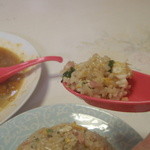 新来軒 - チャーハン　持ち上げ