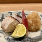 茜坂大沼 - 千葉県竹岡 鰆 炭火塩焼き
      添えているのは、りんごと大根のすりおろしと酢茗荷、この取り合わせもいつもながら焼き魚に抜群に合います。