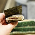 鮨 権左衛門 - 鰯酢〆梅肉海苔巻き、熱々のシャリで