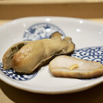 Sushi Gonzaemon - 牡蠣の燻製オリーブオイル漬けと鰆の燻製(睦月さんインスパイア)
