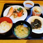 KKRホテル中目黒 - ごはん,味噌汁(シジミ),焼き魚(鮭),筑前煮,シラスおろし,もずく酢