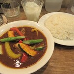 CLOVE - いろどり野菜を食べるカレー