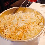 遊園肉流通センター - お通し 焼肉専用キャベツ(おかわり自由)