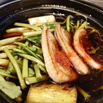 山形蕎麦と串揚げのお店 焔蔵 - 料理写真:鴨肉は厚めのものが３切れ。せりもデカくて根っこが5つも。