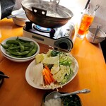ramushabutabehoudaijaga-buraun - 枝豆と、おかわり自由の野菜と薬味