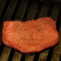 肉亭ふたご iki 新宿店 - 和牛特選上タン塩を焼いているところ