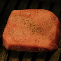 肉亭ふたご iki 新宿店 - 和牛特選厚切りタンを焼いているところ