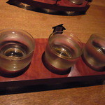 はんなり - 2013.6）地酒３種盛り（１０５０円）。秋田の天の戸（１合、８４０円）から栃木の葵日光（５４０円）まで８種類のお酒から選べて、楽しい