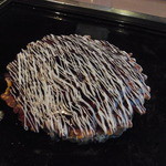 たいしょう庵 - お好み焼きの豚キムチ。お店の人が焼いてきてくれました。ふっくらした仕上がり。