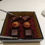 シェ ケンタロウ - プティフール（一番上は定番のCALVAの羊羹ショコラ）