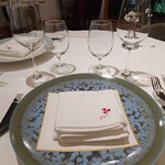 シェ ケンタロウ - 白いテーブルクロスのセッティング