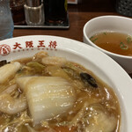 Oosaka Oushou - 中華丼(690円)塩分マイルドなスープ付