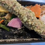 旅弁当 駅弁にぎわい - 下には海苔が