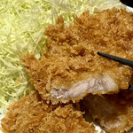 Tonkatsu Maruya - ロースかつの脂身が多い所に