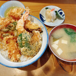 天婦羅いもや - 天丼　900円（海老、イカ、ナス、ピーマン、大葉、かき揚げ→プリプリ海老、ホタテ、玉ねぎ）味噌汁