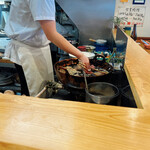 天婦羅いもや - 丁寧に、注文順に揚げてます。目の前で見えます