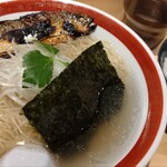 鮎ラーメン+ - 鮎ゴトハーフラーメン950円、ランチサービスライス