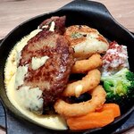 Denver Premium - 熟成ステーキ＆UMAMIリッチハンバーグコンボセット（90°回転）、右上が焼きリゾット