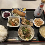からすやま食堂 - からす定食（鯖竜田揚げ・春巻き・とり団子の五目うま塩煮）