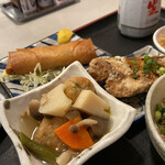 からすやま食堂 - からす定食（鯖竜田揚げ・春巻き・とり団子の五目うま塩煮）