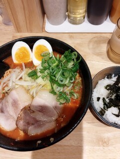 Tsukemen Hompo Karabu - 赤辛ラーメン（みそ）+ごはん