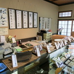 Iinoya Seika - 店内①小さいながらも綺麗な店内。
