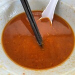 ラーメン もっけだの - 2023.2.1～冬季限定『旨辛ラーメン炎山ニンニク野菜マシマシ+ネギ』のスープ