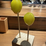 薪鳥新神戸 - シャインマスカット 果実飴 遊び心があります。