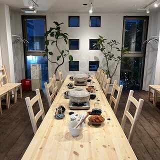 ２階席13〜24名様まで貸切飲み放題コースをご予約頂けます。電話でお問合せ下さい