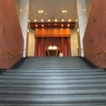 ホテルの入口の大階段