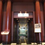 朱塗りのインパクトある門構え