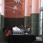 天井が高く開放感のある店内