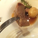 ポルトーネ - ６時間煮込まれた牛タンは柔らかくもあり弾力もある食感