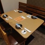 しゃかりき - 座敷も有りますがテーブル席に着。  1人はコロナの疑い有で欠席。3人で着席。