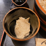 信州蕎麦の草笛 - くるみダレ。ココに麺つゆを入れて溶かしてくるみダレを作ります。コクがあって甘く癖になります。