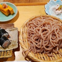 自家製粉石臼挽きうどん 青空blue 本店 - ブリの細巻きと小鉢二種とおうどんのセット　（平日ランチ限定）1190円　自家製粗挽きうどん　プラス１１０円