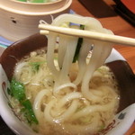 丸金本館 - つるつるしこしこ、のうどん。関西風の薄味で絶妙な美味しさ!!!繊細な天かすも、食感が味わえて美味しい。