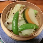 丸金本館 - 「温野菜セット」の温野菜。ランチでこんな形で食べる温野菜は初めてです（＾＾）蒸されていて、柔らかく熱いです。